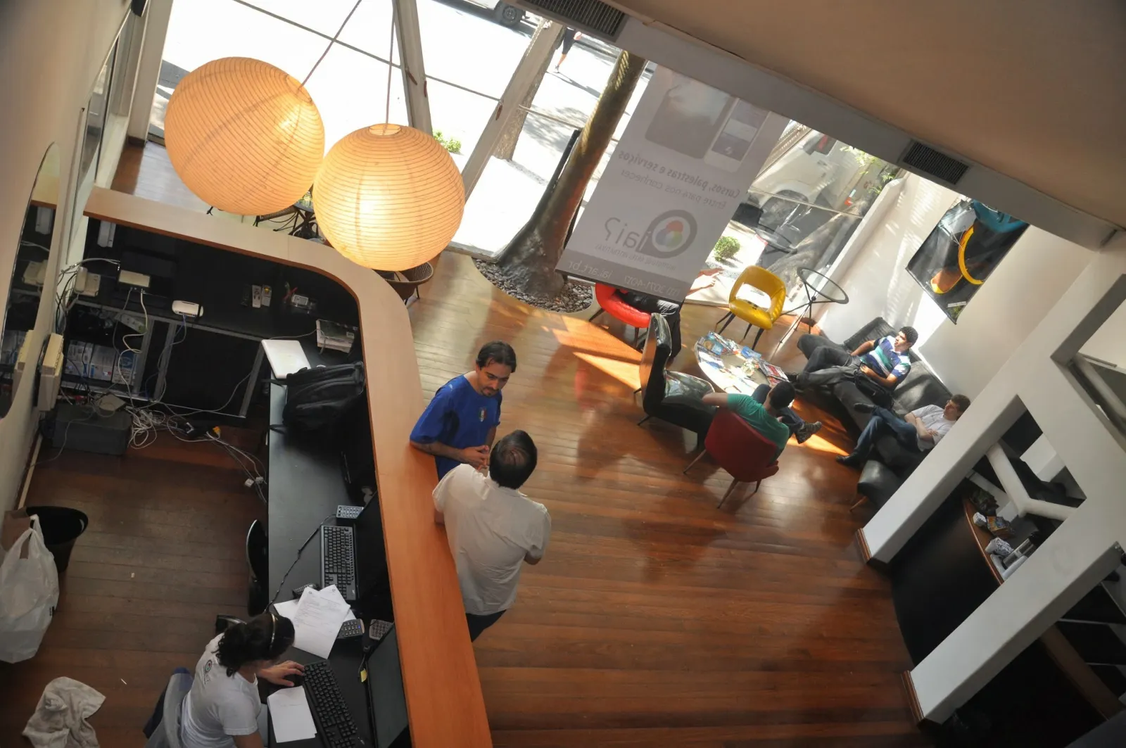 Interior — lounge e recepção